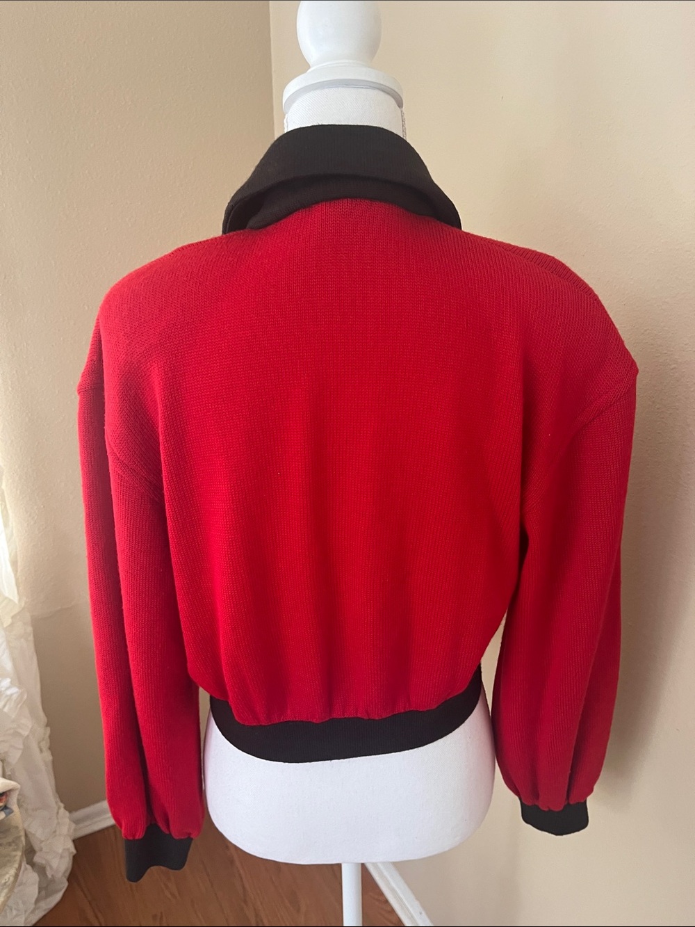 St. John Vintage Cropped Knit Blazer shoulder pads - Picture 6 of 7